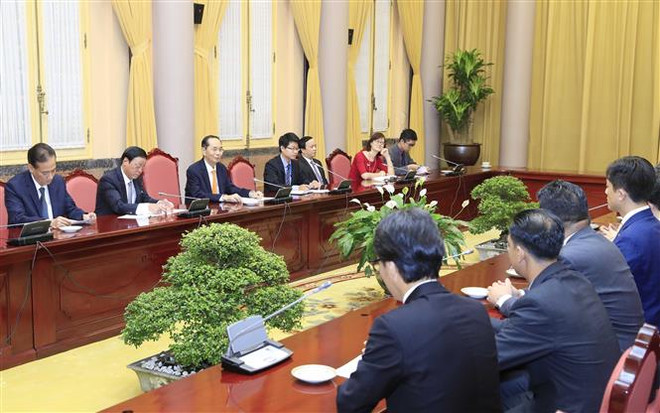  越南国家主席陈大光会见日本每日新闻特别顾问照雄一行 ảnh 2
