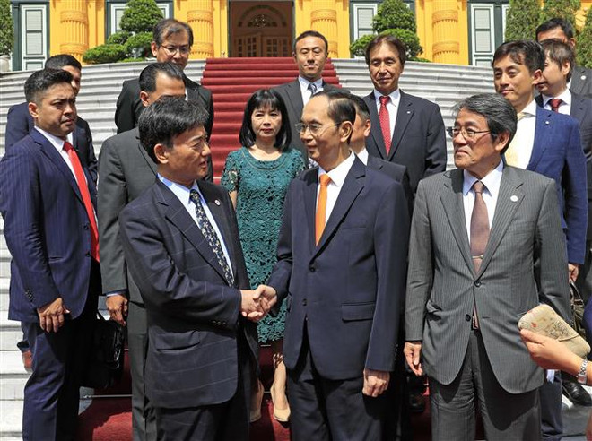  越南国家主席陈大光会见日本每日新闻特别顾问照雄一行 ảnh 1