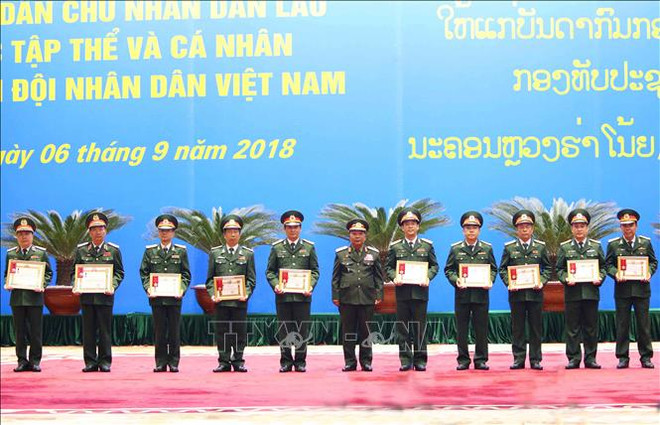 越南人民军集体和个人荣获老挝国家和国防部的勋章 ảnh 2