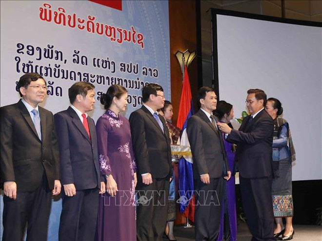 越南祖国阵线中央委员会和越共中央民运部领导荣获老挝自由勋章 ảnh 1 越南祖国阵线中央委员会和越共中央民运部领导荣获老挝自由勋章 ảnh 1