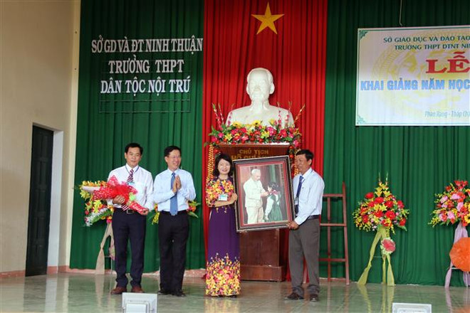 越南全国大中小学生兴高采烈地跨入新学年 ảnh 2 越南全国大中小学生兴高采烈地跨入新学年 ảnh 2