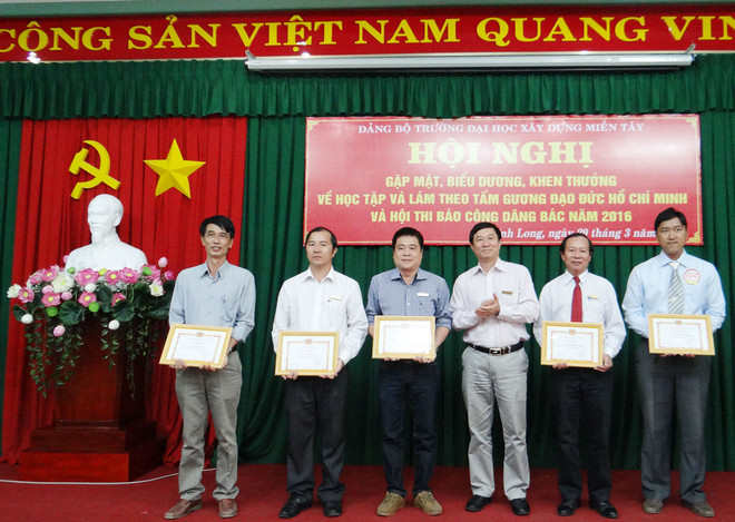 社论:学习和实践胡志明思想、道德和作风——发自每颗心的命令 ảnh 1 社论:学习和实践胡志明思想、道德和作风——发自每颗心的命令 ảnh 1