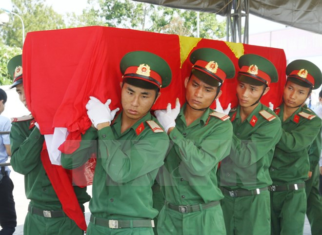 宜安省举行越南志愿军及专家的烈士遗骸举行追掉安葬仪式 ảnh 1