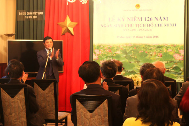 旅居海外越南侨胞举行胡志明主席诞辰纪念日活动 ảnh 1 旅居海外越南侨胞举行胡志明主席诞辰纪念日活动 ảnh 1