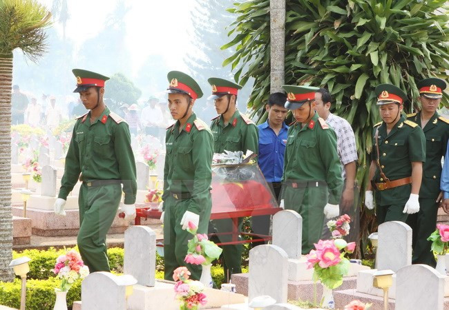 牺牲老挝的越南烈士遗骸安葬仪式在承天顺化举行 ảnh 1 牺牲老挝的越南烈士遗骸安葬仪式在承天顺化举行 ảnh 1