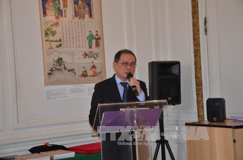 越南史学家潘辉黎教授荣获法国远东学院的名誉博士学位证书 ảnh 1