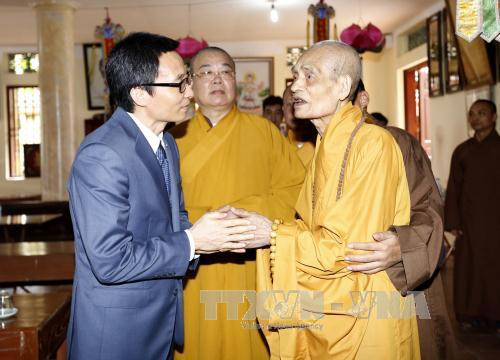 政府副总理武德儋佛诞节走访慰问佛教协会证明理事会法主 ảnh 1 政府副总理武德儋佛诞节走访慰问佛教协会证明理事会法主 ảnh 1