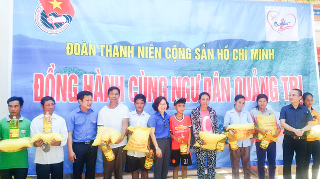 广治省援助遭受大批鱼群异常死亡影响的渔民 ảnh 1 广治省援助遭受大批鱼群异常死亡影响的渔民 ảnh 1