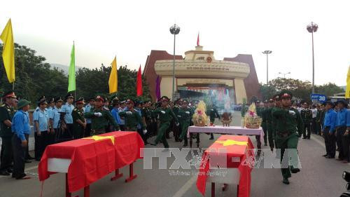 在老挝牺牲的烈士遗骸安葬仪式在广治省隆重举行 ảnh 1