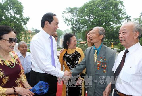 国家主席陈大光与曾服务和保卫胡志明主席的干部战士会面 ảnh 1 国家主席陈大光与曾服务和保卫胡志明主席的干部战士会面 ảnh 1