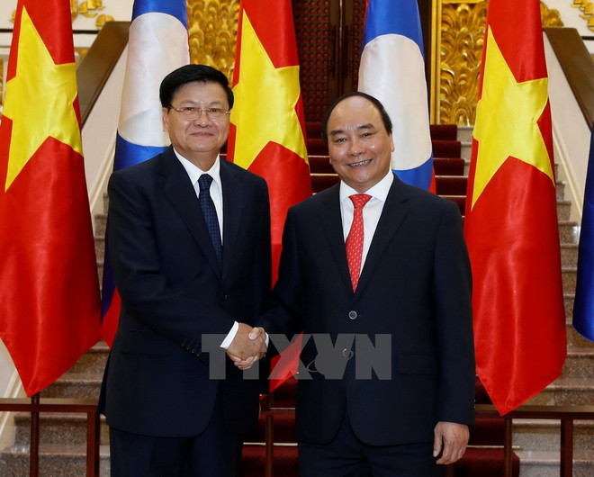 越南政府总理阮春福与老挝总理通伦举行会谈 ảnh 1 越南政府总理阮春福与老挝总理通伦举行会谈 ảnh 1