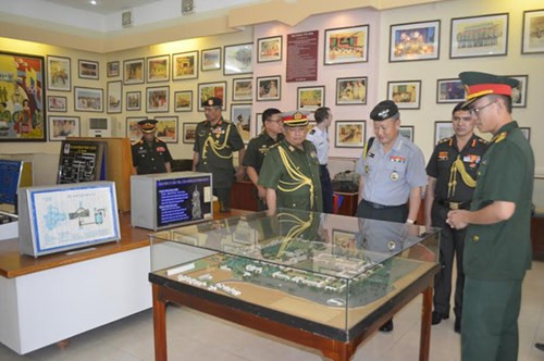 各国驻越大使馆武官代表团造访芹苴、胡志明市和芽庄 ảnh 1