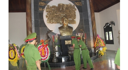 广治省举行已故越共中央总书记黎笋诞辰110周年多项纪念活动 ảnh 1