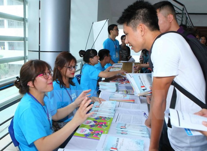  金融学术研讨会暨旅法越南年轻人就业促进会在法国举行 ảnh 1