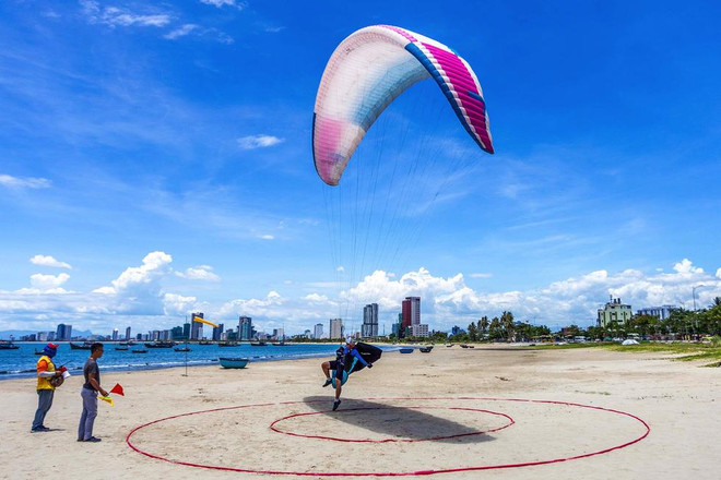 同奈省测站山被评为全国最理想的滑翔伞基地 ảnh 1 同奈省测站山被评为全国最理想的滑翔伞基地 ảnh 1