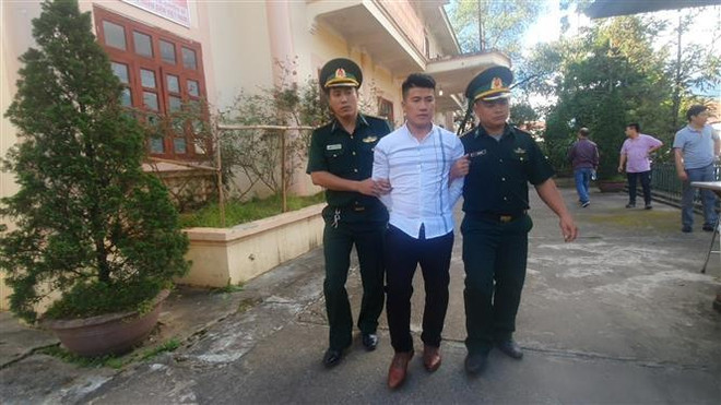 老街省边防部队成功破获跨省贩毒团伙 缴获近10公斤冰毒 ảnh 1