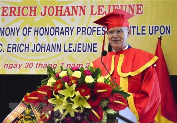 越南向德国“心连心”组织主席授予荣誉教授称号 ảnh 1 越南向德国“心连心”组织主席授予荣誉教授称号 ảnh 1