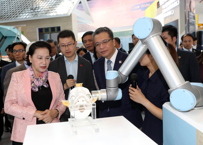 越南国会主席阮氏金银参观中国中关村科技会展中心 ảnh 2 越南国会主席阮氏金银参观中国中关村科技会展中心 ảnh 2