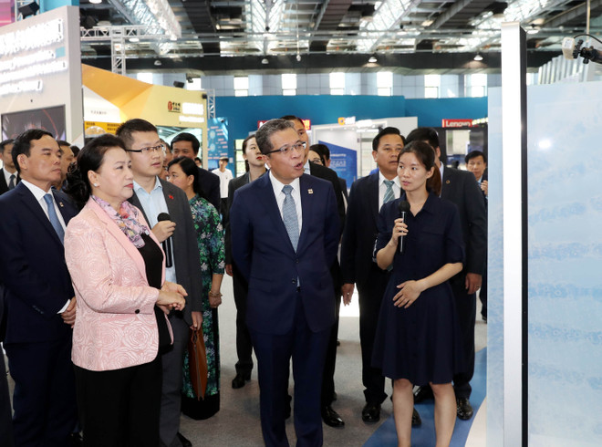 越南国会主席阮氏金银参观中国中关村科技会展中心 ảnh 3 越南国会主席阮氏金银参观中国中关村科技会展中心 ảnh 3