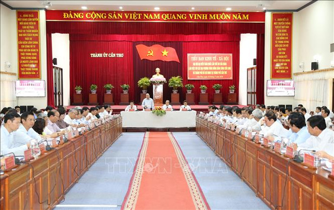 阮春福总理主持经济社会小组与九龙江三角洲各地方会议 ảnh 2 阮春福总理主持经济社会小组与九龙江三角洲各地方会议 ảnh 2