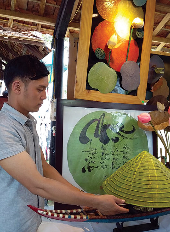 顺化青年把荷叶斗笠推介给世界各国 ảnh 1 顺化青年把荷叶斗笠推介给世界各国 ảnh 1