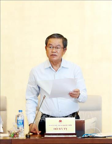 国会讨论《民兵法（修正案）（草案）》和《越南公民出入境法（草案）》 ảnh 1