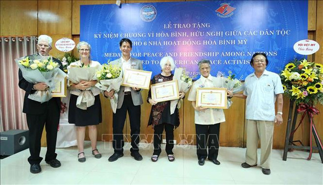 越南友好组织联合会向6名美国和平人士授予“致力于各民族和平友谊”纪念章 ảnh 1
