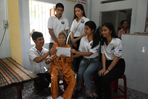 2019年越南夏令营:侨胞青少年参观广南省名胜古迹 ảnh 2 2019年越南夏令营:侨胞青少年参观广南省名胜古迹 ảnh 2