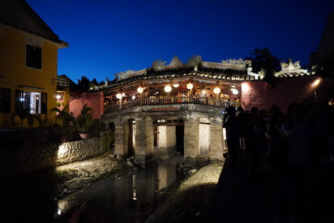 越侨青年和大学生参观广南省会安市 ảnh 1