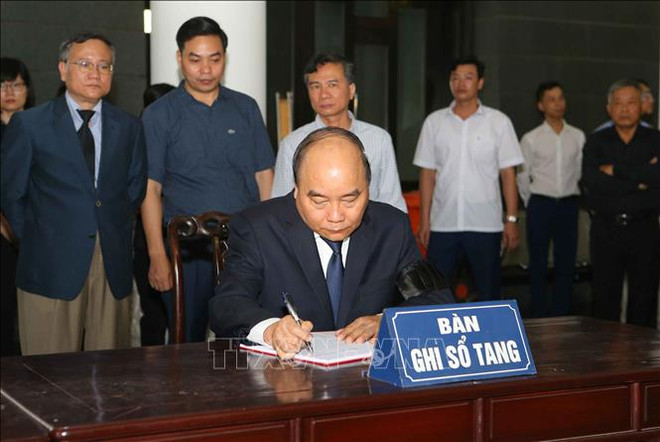政府总理阮春福出席越南著名数学家黄瘁追悼会 ảnh 2 政府总理阮春福出席越南著名数学家黄瘁追悼会 ảnh 2