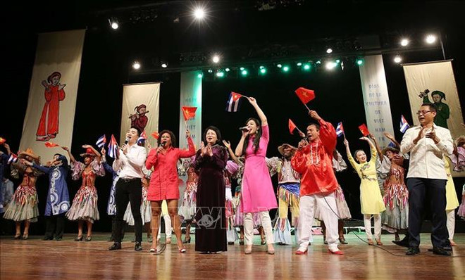 越南国家副主席邓氏玉盛会见古巴领导人 ảnh 2