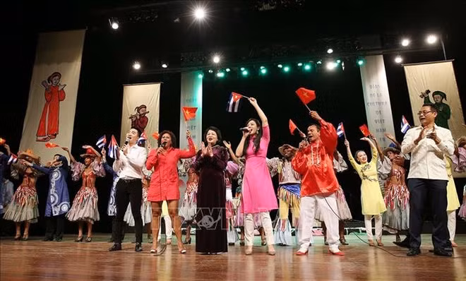 越南国家副主席邓氏玉盛会见古巴领导人 ảnh 2 越南国家副主席邓氏玉盛会见古巴领导人 ảnh 2