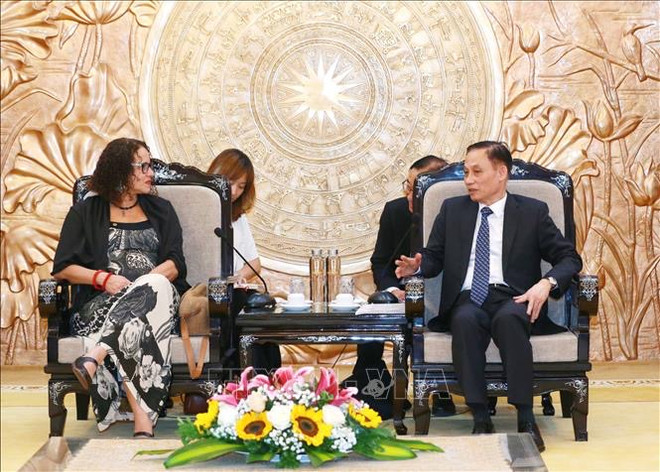 越共中央对外部部长黎怀忠会见巴西共产党主席卢西亚娜·桑托斯 ảnh 1 越共中央对外部部长黎怀忠会见巴西共产党主席卢西亚娜·桑托斯 ảnh 1
