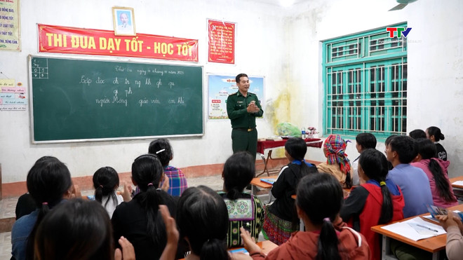 清化省 ‘绿色军衔’教师齐心献爱心 圆山区妇女识字梦 ảnh 1