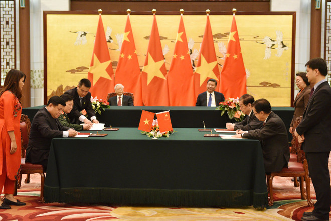 越共中央总书记阮富仲与中共中央总书记习近平共同出席双方有关合作文件的签字仪式 ảnh 1 越共中央总书记阮富仲与中共中央总书记习近平共同出席双方有关合作文件的签字仪式 ảnh 1