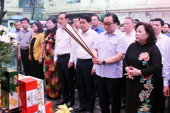 河内市代表团上香缅怀已故总书记陈富 ảnh 1 河内市代表团上香缅怀已故总书记陈富 ảnh 1
