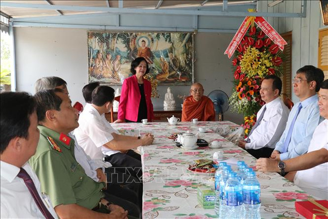 越共中央民运部部长张氏梅前往芹苴市开展佛诞节走访慰问活动 ảnh 1 越共中央民运部部长张氏梅前往芹苴市开展佛诞节走访慰问活动 ảnh 1