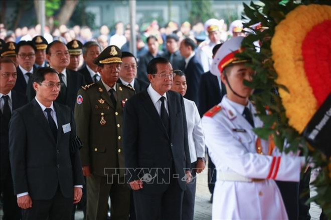 100多个国际代表团前来吊唁原国家主席黎德英大将和送花圈致哀 ảnh 1 100多个国际代表团前来吊唁原国家主席黎德英大将和送花圈致哀 ảnh 1