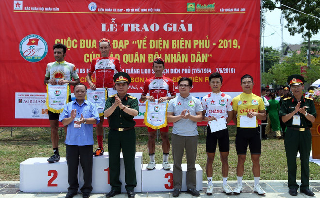 “2019年回归奠边府”自行车比赛组委会举行第三赛段颁奖仪式 ảnh 2