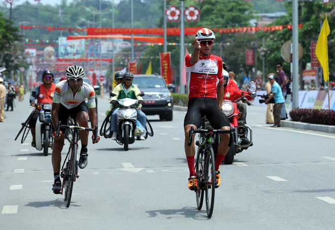 “2019年回归奠边府”自行车比赛组委会举行第三赛段颁奖仪式 ảnh 1