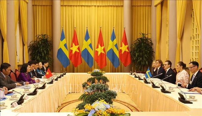 越南国家副主席邓氏玉盛举行仪式欢迎瑞典女王储维多利亚访越 ảnh 2 越南国家副主席邓氏玉盛举行仪式欢迎瑞典女王储维多利亚访越 ảnh 2