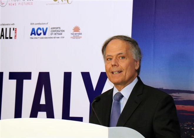 “意大利：警用直升机上俯瞰的黎明之光彩”展览会开幕 ảnh 1