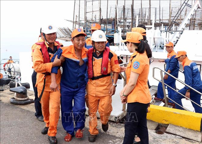  QNa 90129 TS号渔船海上遇险情 越南海上搜救力量及时出动52名船员全部获救 ảnh 2