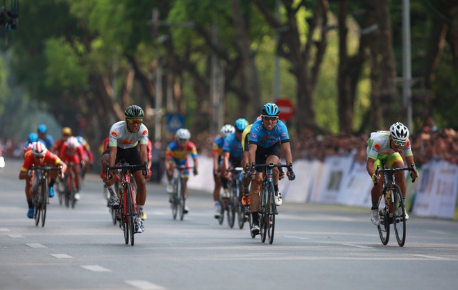 “2019年回归奠边府”自行车比赛在河内市隆重举行 ảnh 1