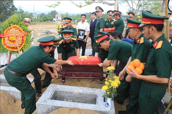 承天顺化省为18具在老挝牺牲的越南烈士遗骸举行追悼会和安葬仪式 ảnh 2