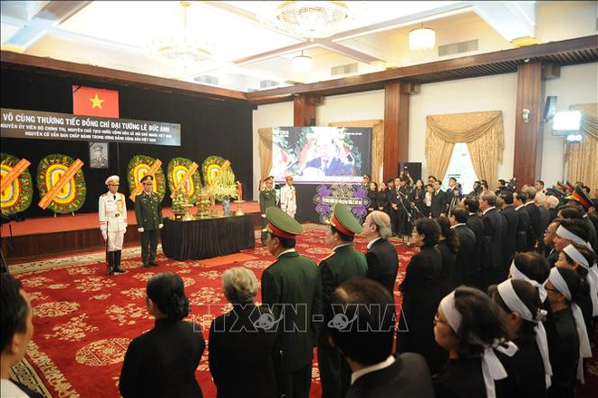 原国家主席黎德英大将追掉会在全国三地举行 越南党和国家领导人挥泪送别 ảnh 1 原国家主席黎德英大将追掉会在全国三地举行 越南党和国家领导人挥泪送别 ảnh 1