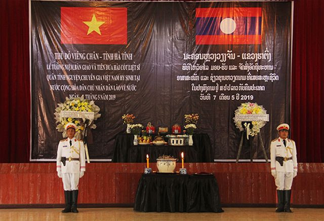 越老举行纪念仪式暨移交仪式 将志愿军和专家烈士遗骸运送回国 ảnh 1