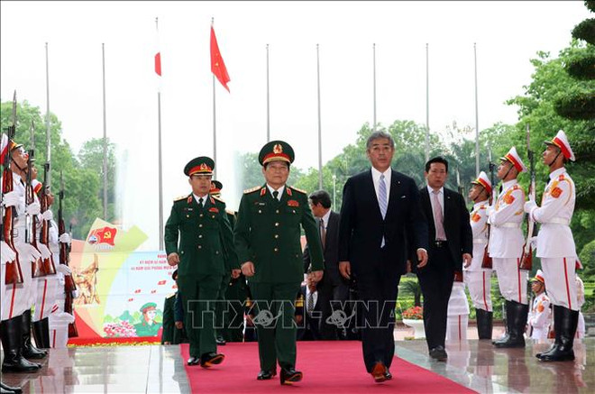 越南防长吴春历大将同日本防卫大臣岩屋毅举行会谈 ảnh 1