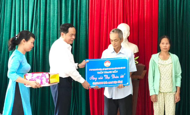 陈青敏、张氏梅佛诞大典之际走访慰问各省佛教信徒 ảnh 2