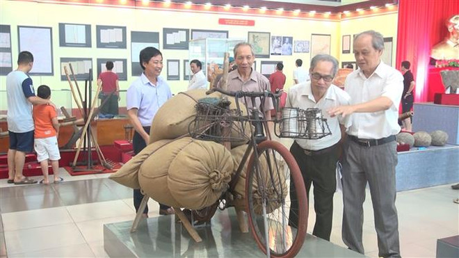 “清化省昔日与今日”图片展展出近1万个资料和实物 ảnh 2 “清化省昔日与今日”图片展展出近1万个资料和实物 ảnh 2